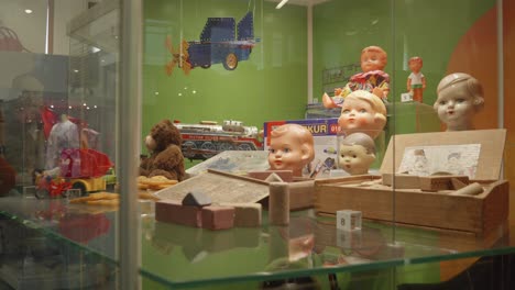 Eine-Einzigartige-Ausstellung-Im-Nationalen-Technischen-Museum,-Die-Eine-Reihe-Von-Puppenköpfen-In-Prag,-Tschechische-Republik,-Zeigt