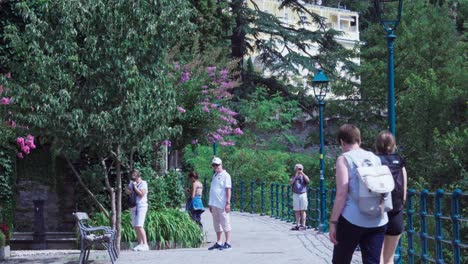 La-Gente-Disfruta-De-Un-Agradable-Día-Caminando-Por-El-Paseo-Marítimo.