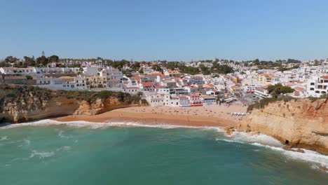 Drohnen-Panoramablick-Auf-Das-Dorf-Carvoeiro,-Algarve,-Portugal