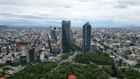 Las-Torres-Del-Paseo-De-La-Reforma-Y-Los-Alrededores-De-Chapultepec,-Un-Parque-En-La-Ciudad-De-México,-México.