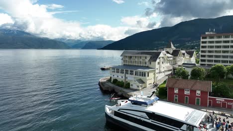 Turistas-En-El-Puerto-De-Balestrand-Y-El-Hermoso-Hotel-Kviknes---Antena-De-Verano-Junto-Al-Mar---Noruega