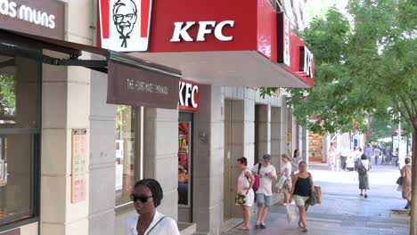 Fußgänger-Gehen-An-Der-Amerikanischen-Fast-Food-Hühnchen-Restaurantkette-Kentucky-Fried-Chicken-In-Spanien-Vorbei