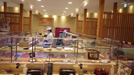 Sushi-Japanisches-Traditionelles-Essen-Im-Restaurant-Mit-Gerichten-Im-Förderband