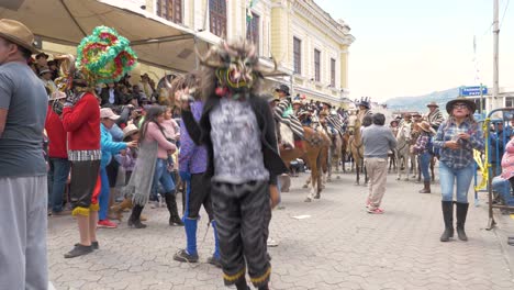 Sienta-La-Euforia-Cuando-Una-Bailarina-Diablada-Pillareña-Enmascarada-Salta-Enérgicamente-Y-Actúa-Durante-El-Desfile-Procesional-De-Chagra