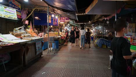 Obst-Und-Lokales-Streetfood-Werden-In-Der-Fußgängerzone-Des-Schwimmenden-Marktes-Amphawa,-Samut-Songkhram,-Thailand,-Verkauft