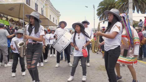 Experimente-El-Ambiente-Animado-Mientras-Un-Grupo-De-Niñas-Vestidas-Con-Camisas-Blancas-Y-Sombreros-Tocan-El-Saxofón-Durante-El-Cautivador-Desfile-Procesional-De-Chagra