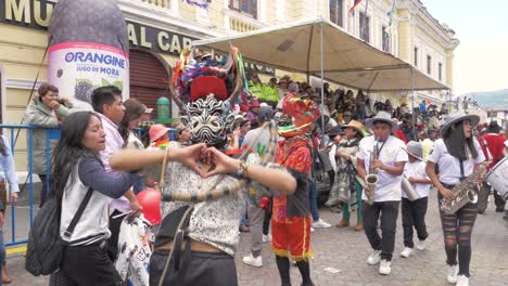 Déjate-Cautivar-Por-La-Danza-Expresiva-De-Una-Intérprete-De-La-Diablada-Pillareña-Mientras-Envía-Besos-Enérgicos-Y-Hace-Un-Gesto-Con-El-Corazón,-Todo-Capturado-En-Una-Impresionante-Resolución-De-4k-Y-60-Fotogramas-Por-Segundo.