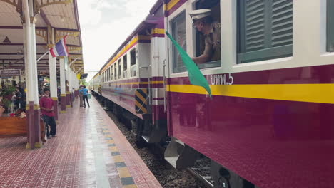 Nahverkehrszug-Verlässt-Den-Bahnhof-In-Ayutthaya,-Thailand