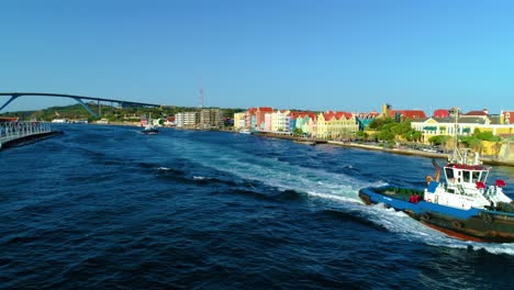 Remolcadores-Cruzan-El-Río-Pilotaje-A-Través-De-La-Entrada-Del-Río-Willemstad-Curazao