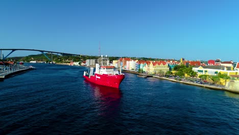 Großes-Rotes-High-Tech-Boot-Zur-Sicherheit-Der-Meeresumfrage-Verlässt-Die-Bucht-Von-Willemstad,-Curacao