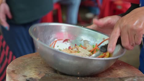 Ensalada-De-Fideos-Picantes-Mixtos-Y-Salchichas-Tailandesas-Vendidas-Por-Vendedores-Ambulantes-En-El-Mercado-De-Fin-De-Semana-De-Chatuchak,-Bangkok,-Tailandia