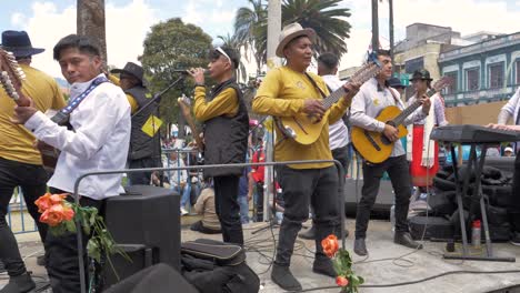 Este-Material-Editorial-Captura-La-Animada-Escena-Mientras-Los-Músicos-Tocan-Melodías-Cautivadoras-Mientras-Avanzan-Por-El-Desfile-Procesional-De-Chagra-En-Machachi.