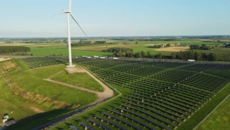 Ausleger-Eines-Wunderschönen-Solarparks-Mit-Einer-Noch-Stehenden-Windmühle-Neben-Einer-Autobahn