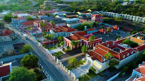 Häuser-Und-Offizielle-Gebäude-In-Willemstad,-Curaçao,-Beleuchtet-Von-Der-Goldenen-Stunde-Des-Sonnenaufgangs