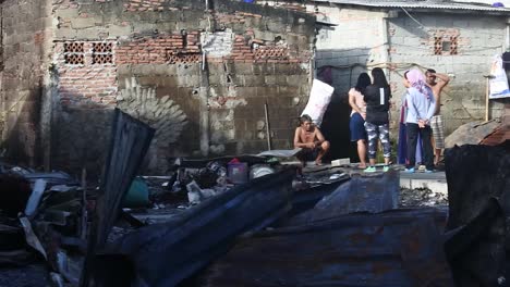 Mehrere-Anwohner-Beobachten-Den-Ort,-An-Dem-Ein-Heizöllagertank-In-Der-Nähe-Einer-Dicht-Besiedelten-Siedlung-In-Plumpang,-Nord-Jakarta,-Indonesien,-Explodierte