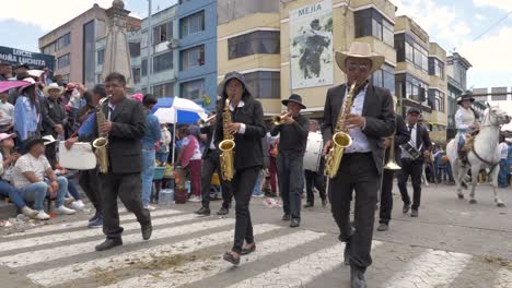 Experimente-El-Encanto-De-Una-Pintoresca-Banda-De-La-Ciudad-Mientras-Tres-Saxofonistas-Marchan-En-Sincronía,-Tocando-Melodías-Melodiosas-Durante-El-Encantador-Desfile-Procesional-De-Chagra