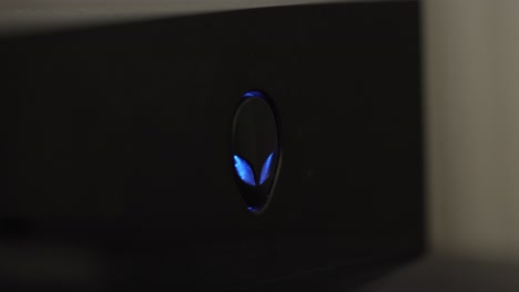 Alienware-Computer-Wird-Eingeschaltet-Und-Das-Logo-Leuchtet-Auf