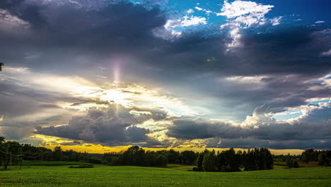 Zeitraffer-Des-Sonnenuntergangs-über-Der-Vom-Tag-Zur-Nacht-Wechselnden-Landschaft-In-Lettland