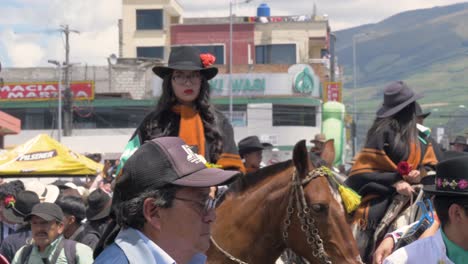 Capture-La-Gracia-Y-El-Aplomo-De-Los-Jinetes-Mientras-Descansan-Con-Sus-Caballos,-Elegantemente-Adornados-Con-Atuendos-Tradicionales.