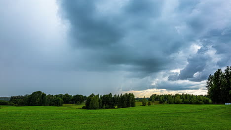 Paisaje-Escénico-Timelapse-Con-Nubes-Barriendo-El-Campo-En-Letonia