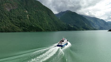 Touristisches-Sightseeing-Boot,-Das-Im-Sommer-In-Norwegen-Das-Epische-Fjaerlandsfjorden-Meer-Mit-Gletschergrünem-Wasser-Bereist