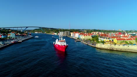 Vista-Frontal-Del-Buque-Marítimo-De-Seguridad-Marina-En-La-Entrada-De-La-Bahía,-Willemstad-Curacao