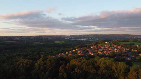 Hügelhäuser-In-Großbritannien-Bei-Sonnenaufgang-Mit-Bäumen-Und-Goldenem-Stundenlicht