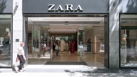 Shoppers-enter-the-Spanish-multinational-clothing-design-retail-company-by-Inditex,-Zara,-a-store-in-Spain
