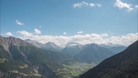 Zeitrafferaufnahmen-Von-Sich-Schnell-Bewegenden-Wolken-über-Den-Schweizer-Alpen-An-Der-Schweizerisch-italienischen-Grenze-Und-Dem-Simplonpass