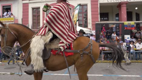 Erleben-Sie-Einen-Außergewöhnlichen-Moment,-Wenn-Ein-Chagra-Reiter-Sein-Pferd-Gekonnt-In-Eine-Ausgeglichene-Aufrichteposition-Führt-Und-Gleichzeitig-Die-Zuschauer-Der-Parade-Freundlich-Begrüßt