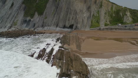 Meereswellen-Stürzen-Auf-Die-Einzigartige-Geologische-Flyschformation-Am-Strand-Von-Itzurun-In-Spanien