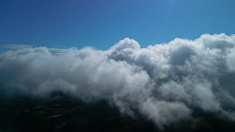 Fliegen-In-Der-Höhe-Der-Wolken-über-Der-Erde---Luftaufnahme