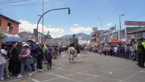 Maravíllate-Con-La-Habilidad-De-Un-Jinete-De-Chagra-Mientras-Guía-Expertamente-A-Su-Caballo-A-Través-De-Fascinantes-Acrobacias-Y-Maniobras-En-La-Bulliciosa-Calle,-Atrayendo-La-Admiración-De-Los-Fascinados-Espectadores.