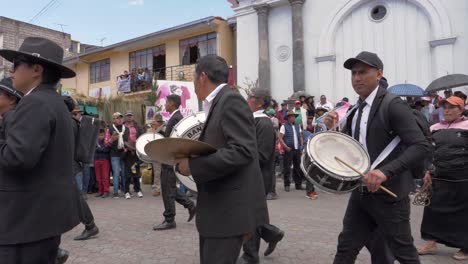 Sumérgete-En-La-Energía-Dinámica-De-Una-Banda-De-Música-Popular-Mientras-Músicos-Multiinstrumentales-Tocan-Hábilmente-Tambores,-Platillos,-Trompeta-Y-Bombo-Durante-El-Animado-Desfile-Procesional-De-Chagra.