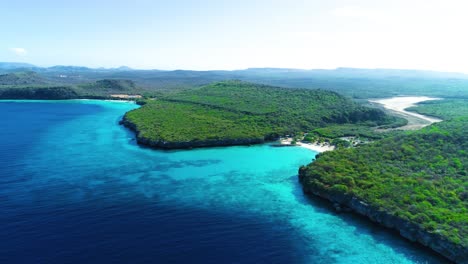 Panorama-Weitwinkel-Luftaufnahme-Des-Atemberaubenden-Blauen-Meerwassers-An-Der-Küste-Von-Curacao
