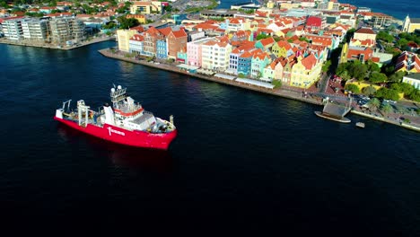 Vista-Aérea-De-Alto-ángulo-Del-Buque-Guardacostas-De-Investigación-De-Seguridad-Saliendo-De-Willemstad-Curacao