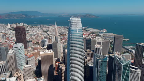 Die-Salesforce-Zentrale-In-San-Francisco-Thront-über-Der-Skyline-Von-SF-Und-Dominiert-Sie,-Luftaufnahme