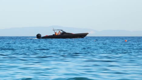 Motorboot-Mit-Schwarzer-Farbe-Und-Gemütlichem-Design-Segelt-Am-Meereshorizont,-Sommerurlaub-Im-Mittelmeer