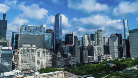 Hyperlapse-drone-shot-of-clouds-moving-over-the-Millennium-Park-and-the-Loop-skyline-of-sunny-Chicago,-USA