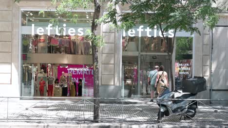 Menschen-Gehen-An-Der-Spanischen-Modemarke-Von-Inditex,-Lefties,-Store-In-Spanien-Vorbei