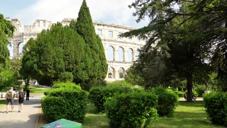 Visitors-and-tourists-arriving-at-the-Amphitheater-in-Pula,-Croatia