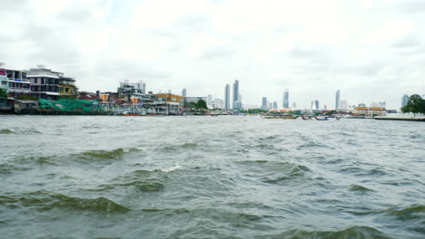 Expressboot-Auf-Dem-Fluss-Chao-Phraya-In-Bangkok,-Thailand