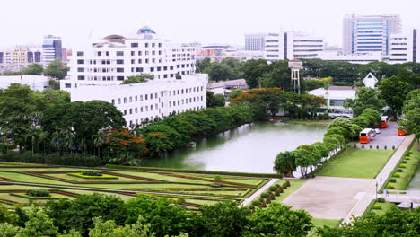 Bürogebäude-Mit-Grünem-Garten-Und-Pool-In-Bangkok,-Thailand