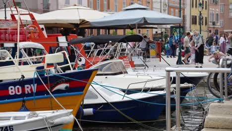Belebter-Hafen-Mit-Festgemachten-Booten-Und-Touristen