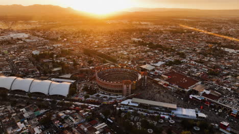 Drohnenaufnahme-Beim-Anflug-Auf-Das-Stadion-Plaza-De-Toros,-Sonnenuntergang-In-Mexiko---Luftaufnahme