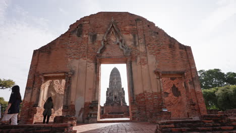 Templo-De-Las-Antiguas-Ruinas-De-Ayutthaya-En-Tailandia.-4k-60fps
