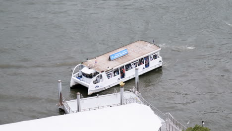 Ferry-boats-cross-the-Chao-Phraya-River