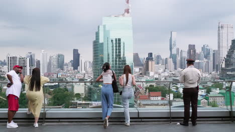 Tourists-standing-and-looking-at-the-view-of-Bangkok-city