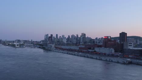 Die-Skyline-Von-Montreal-Kurz-Nach-Sonnenuntergang-über-Dem-Fluss-Mit-Einem-Wunderschönen-Himmel