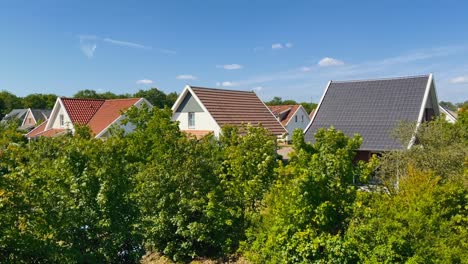 Ruhige-Dächer-Und-Bäume-In-Einer-Luxuriösen-Wohngegend-Im-Sommer-An-Einem-Sonnigen-Tag